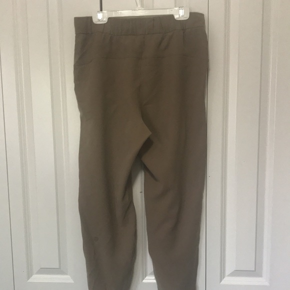 Lululemon on the Fly woven SZ 6 capri length - Picture 6 of 6